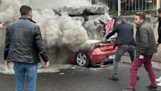 Tırın altına giren otomobil yandı, sürücü hayatını kaybetti