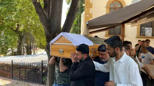 Tırın altında kalarak can veren genç son yolculuğuna uğurlandı