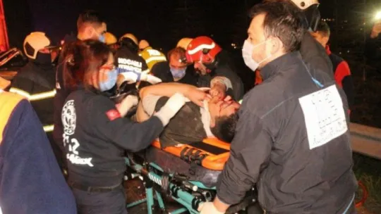 Tırın arkasına saplanan otomobil kağıt gibi yırtıldı: 1 ölü, 1 yaralı!
