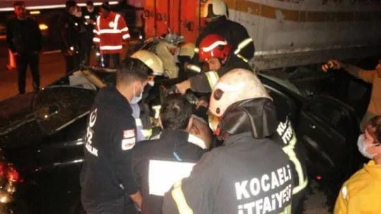 Tırın arkasına saplanan otomobil kağıt gibi yırtıldı: 1 ölü, 1 yaralı!