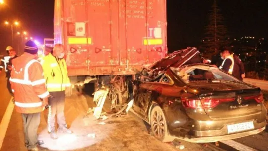 Tırın arkasına saplanan otomobil kağıt gibi yırtıldı: 1 ölü, 1 yaralı!