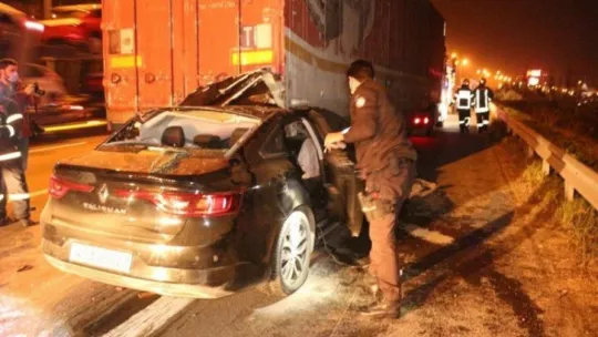 Tırın arkasına saplanan otomobil kağıt gibi yırtıldı: 1 ölü, 1 yaralı!