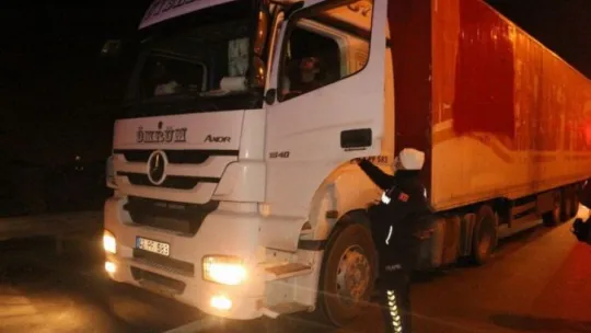 Tırın arkasına saplanan otomobil kağıt gibi yırtıldı: 1 ölü, 1 yaralı!