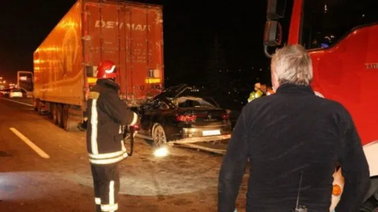 Tırın arkasına saplanan otomobil kağıt gibi yırtıldı: 1 ölü, 1 yaralı!