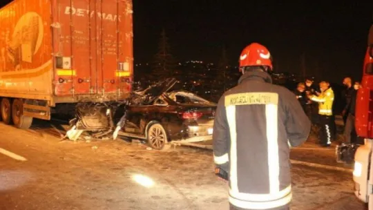 Tırın arkasına saplanan otomobil kağıt gibi yırtıldı: 1 ölü, 1 yaralı!