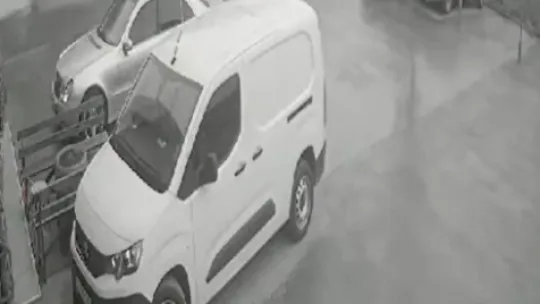 9 kişinin yaralandığı kaza güvenlik kamerasına yansıdı
