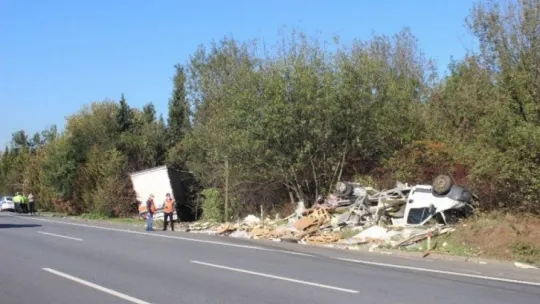 Tırın çaptığı kamyonet paramparça oldu: 2 yaralı