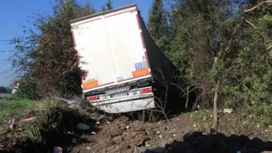 Tırın çaptığı kamyonet paramparça oldu: 2 yaralı