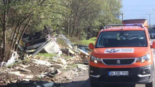 Tırın çaptığı kamyonet paramparça oldu: 2 yaralı