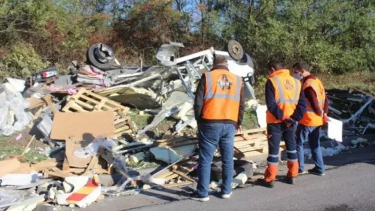 Tırın çaptığı kamyonet paramparça oldu: 2 yaralı