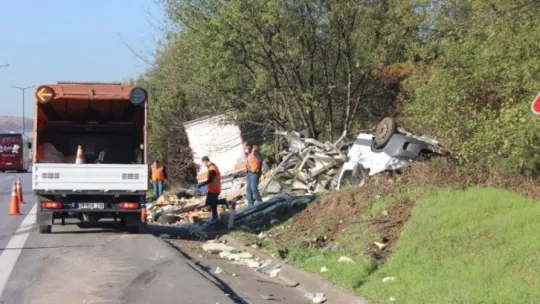 Tırın çaptığı kamyonet paramparça oldu: 2 yaralı