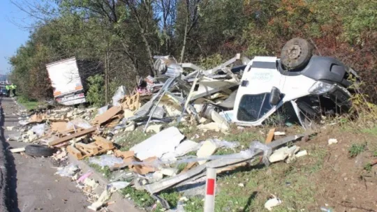 Tırın çaptığı kamyonet paramparça oldu: 2 yaralı