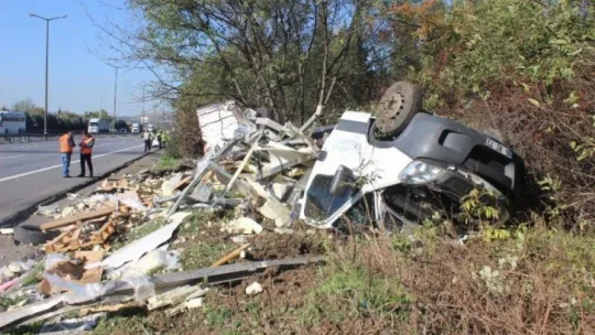 Tırın çaptığı kamyonet paramparça oldu: 2 yaralı