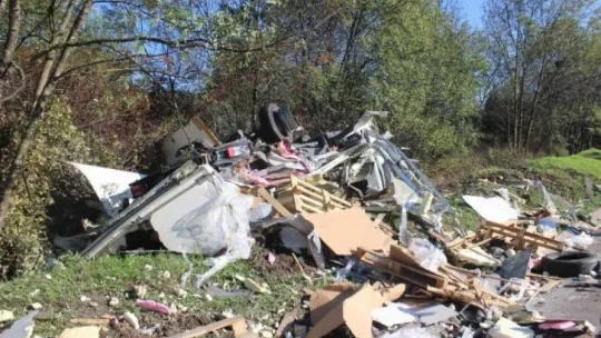 Tırın çaptığı kamyonet paramparça oldu: 2 yaralı