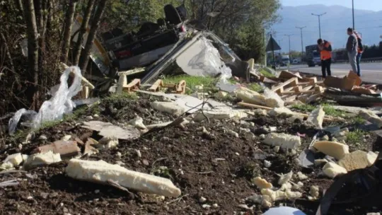 Tırın çaptığı kamyonet paramparça oldu: 2 yaralı