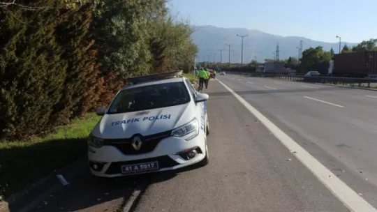 Tırın çaptığı kamyonet paramparça oldu: 2 yaralı