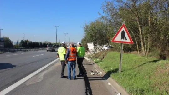 Tırın çaptığı kamyonet paramparça oldu: 2 yaralı