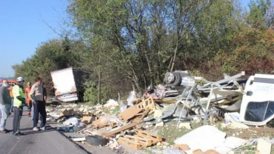 Tırın çaptığı kamyonet paramparça oldu: 2 yaralı
