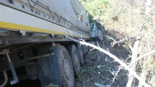 Tırın çaptığı kamyonet paramparça oldu: 2 yaralı
