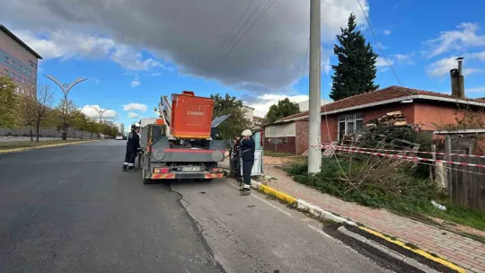 Tırın çarptığı elektrik direği devrildi