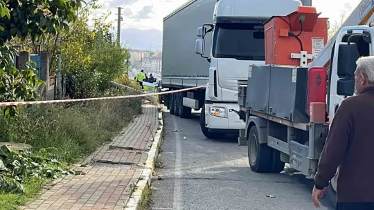 Tırın çarptığı elektrik direği devrildi