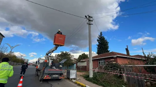 Tırın çarptığı elektrik direği devrildi