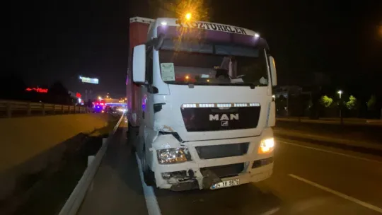 Tırın çarptığı otomobil kağıt gibi ezildi: 1'i çocuk 5 yaralı