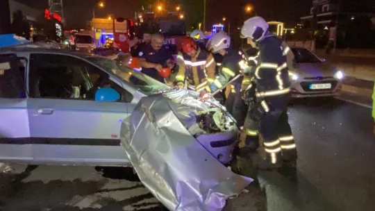 Tırın çarptığı otomobil kağıt gibi ezildi: 1'i çocuk 5 yaralı