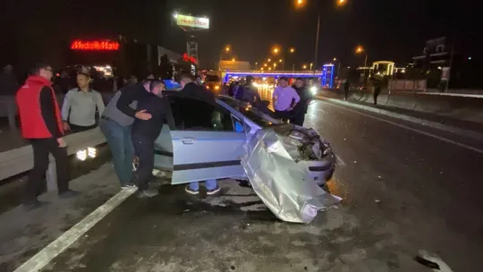 Tırın çarptığı otomobil kağıt gibi ezildi: 1'i çocuk 5 yaralı