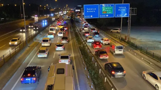 Tırın çarptığı otomobil kağıt gibi ezildi: 1'i çocuk 5 yaralı