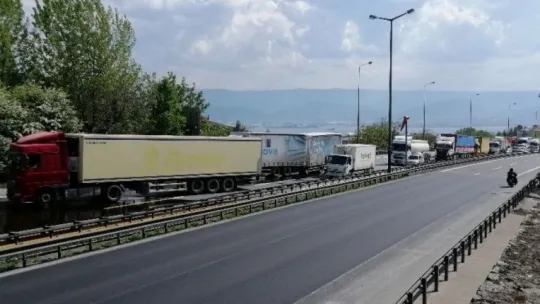 Tırın çarptığı tankerden dökülen yağ TEM'i trafiğe kapattı: 1 yaralı