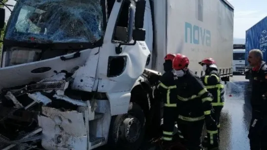 Tırın çarptığı tankerden dökülen yağ TEM'i trafiğe kapattı: 1 yaralı