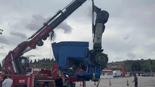 Tırın denize düştüğü anlar kamerada