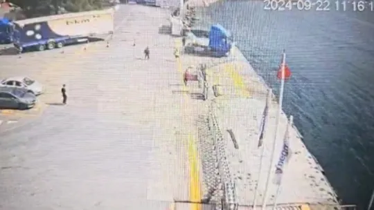 Tırın denize düştüğü anlar kamerada