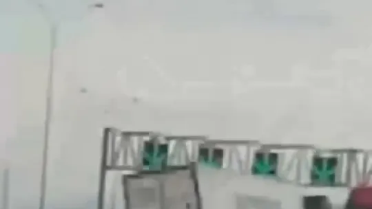 Tırın devrilme anı kamerada