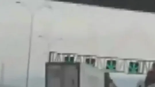Tırın devrilme anı kamerada