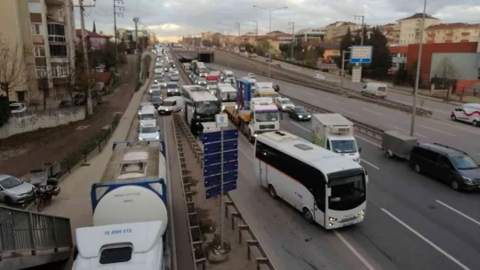Tırın taşıdığı platform tünele sıkıştı!