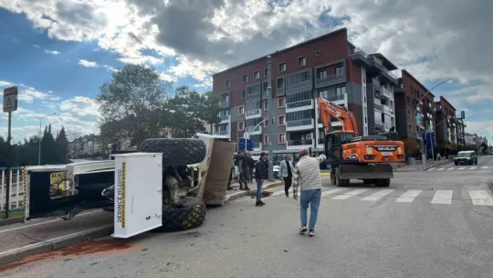 Tırın üstündeki asfalt silindiri yola devrildi: 1 yaralı