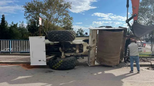 Tırın üstündeki asfalt silindiri yola devrildi: 1 yaralı