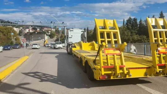 Tırın üstündeki asfalt silindiri yola devrildi: 1 yaralı