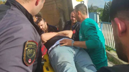 Tırın üstündeki asfalt silindiri yola devrildi: 1 yaralı