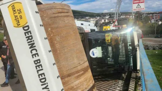 Tırın üstündeki asfalt silindiri yola devrildi: 1 yaralı