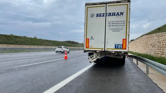 Lüks otomobil su kanalına devrildi!