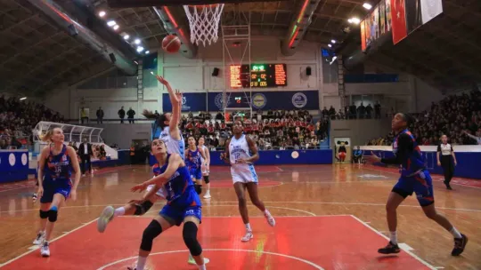 İzmit Belediyespor seriyi eşitledi