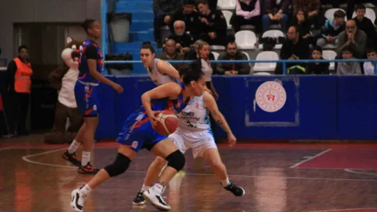 İzmit Belediyespor seriyi eşitledi