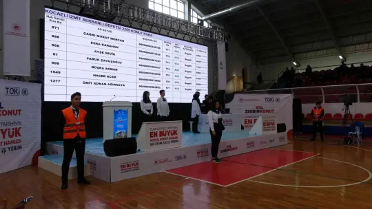 TOKİ kurasında ev çıkanlar gözyaşlarına hakim olamadı