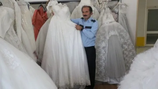 Topladığı gelinliklerle ihtiyaç sahibi gelin adayların yüzünü güldürüyor