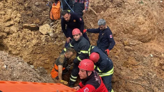 Toprağın altında kalan işçi için zamanla yarış