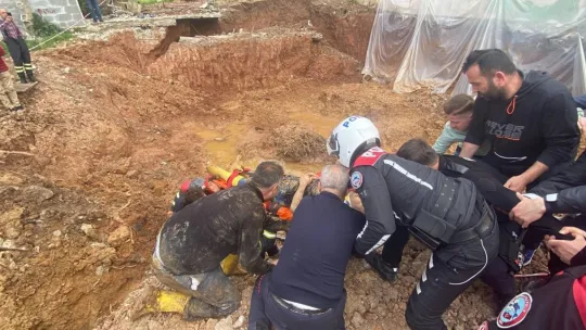 Toprağın altında kalan işçi için zamanla yarış