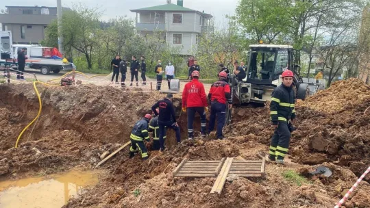 Toprağın altında kalan işçi için zamanla yarış
